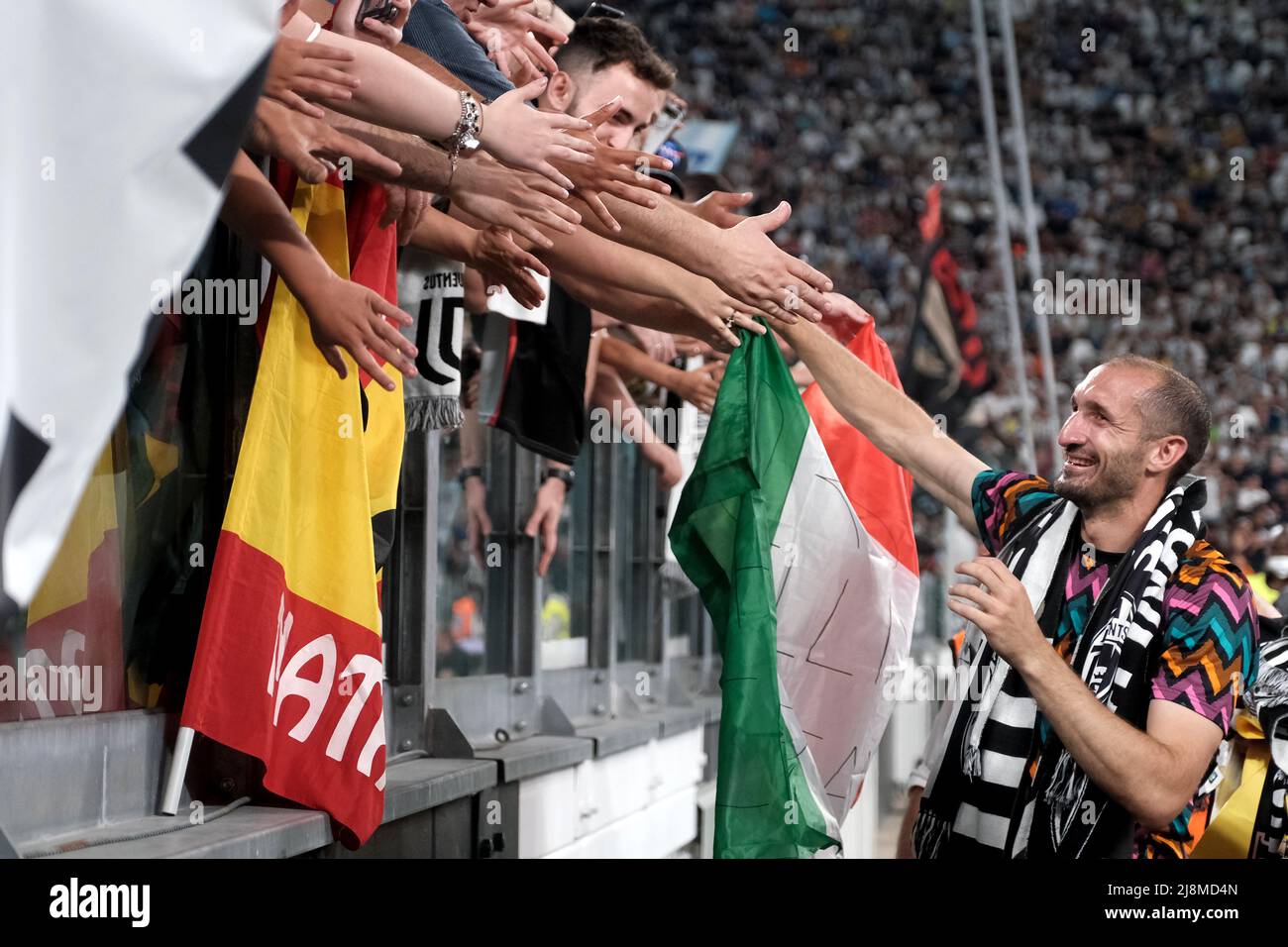 Giorgio Chiellini de Juventus FC fait la vague des supporters à la fin de la série Un match de football 2021/2022 entre Juventus FC et SS Lazio, Chiellini's. Banque D'Images
