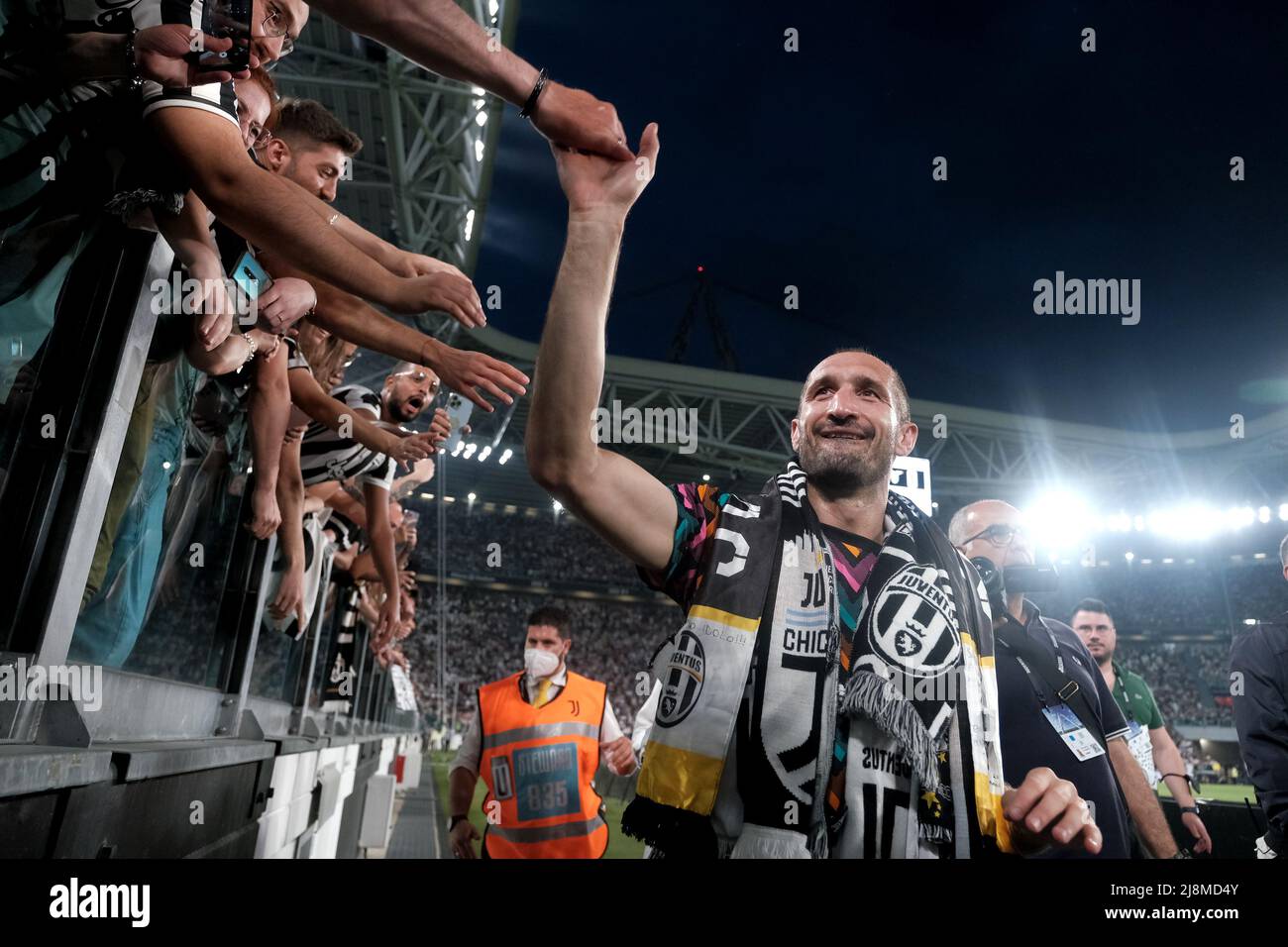 Giorgio Chiellini de Juventus FC fait la vague des supporters à la fin de la série Un match de football 2021/2022 entre Juventus FC et SS Lazio, Chiellini's. Banque D'Images