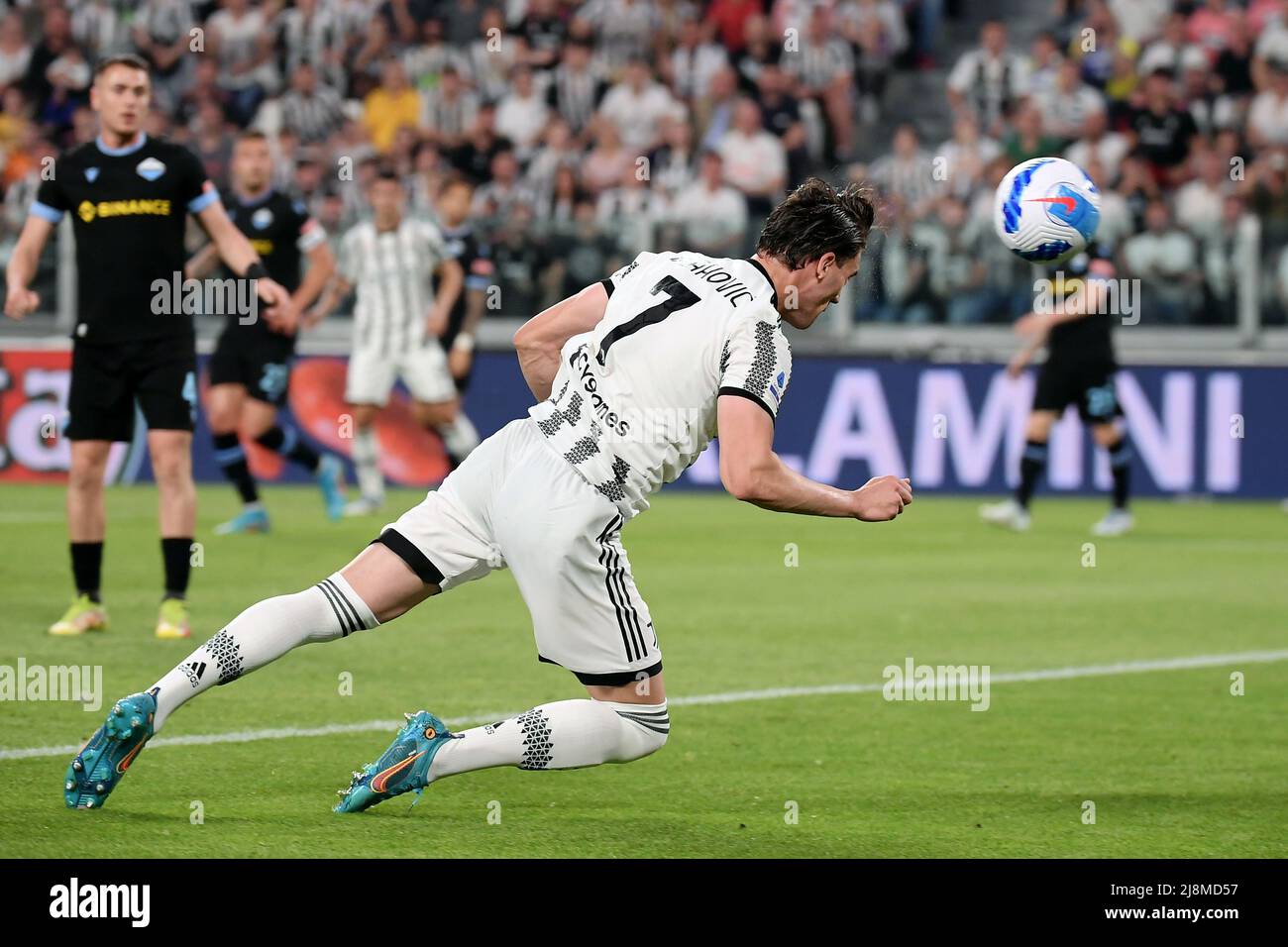 Dusan Vlahovic de Juventus FC marque le but de 1-0 lors de la série Un match de football 2021/2022 entre Juventus FC et SS Lazio au stade de Juventus Banque D'Images