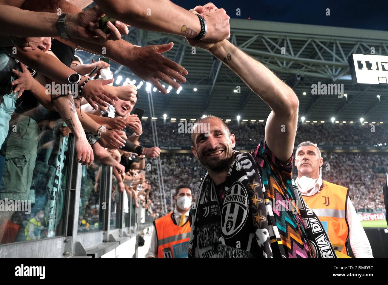 Giorgio Chiellini de Juventus FC fait la vague des supporters à la fin de la série Un match de football 2021/2022 entre Juventus FC et SS Lazio, Chiellini's. Banque D'Images