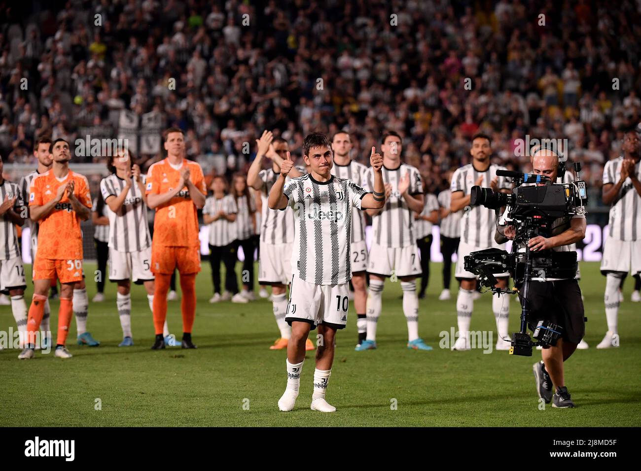 Paulo Dybala de Juventus FC fait les vagues des supporters à la fin de la série Un match de football 2021/2022 entre Juventus FC et SS Lazio, dernier ho de Dybala Banque D'Images