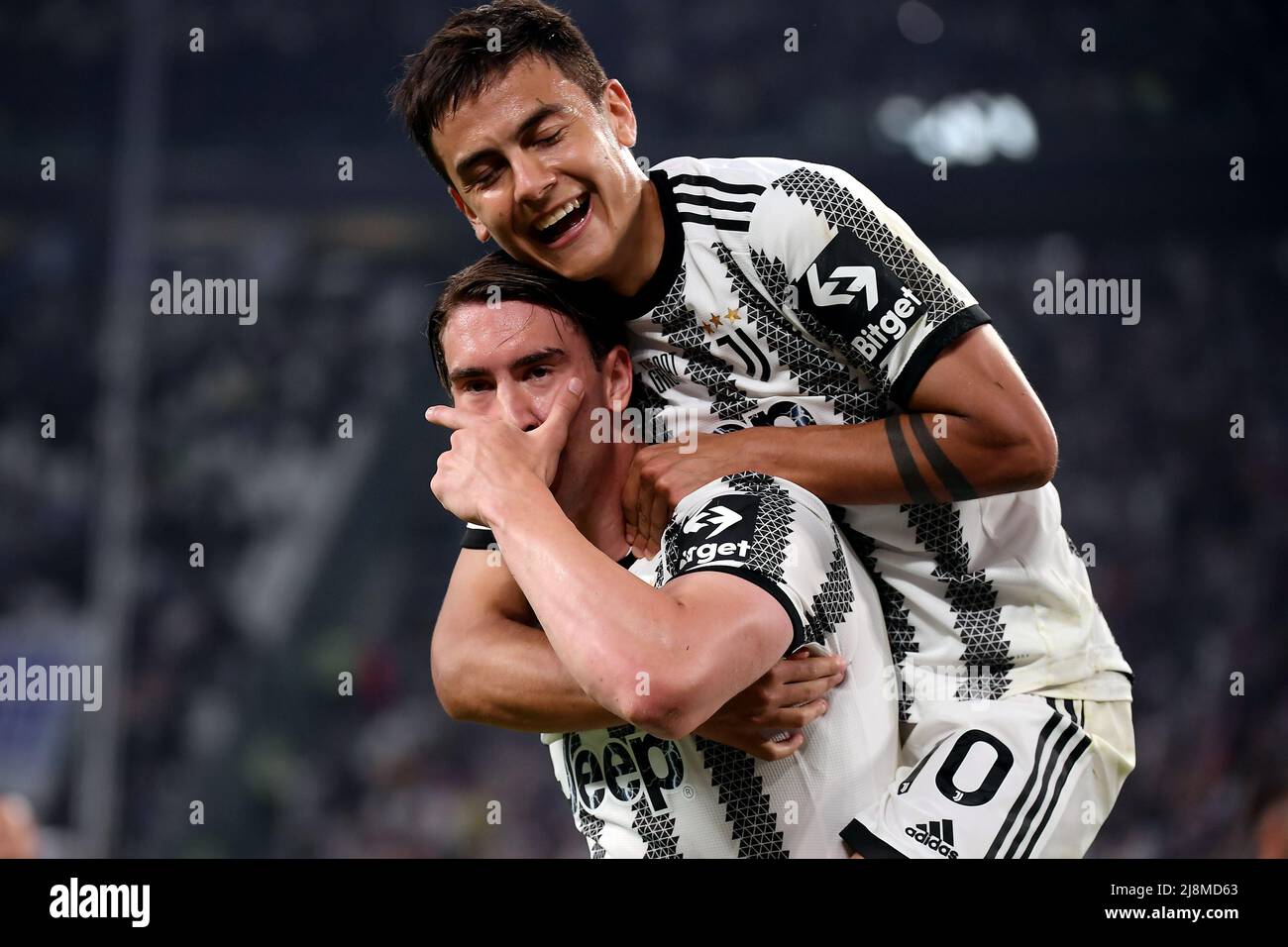Dusan Vlahovic de Juventus FC fête avec Paulo Dybala après avoir marquant le but de 1-0 lors de la série Un match de football 2021/2022 entre Juventus Banque D'Images
