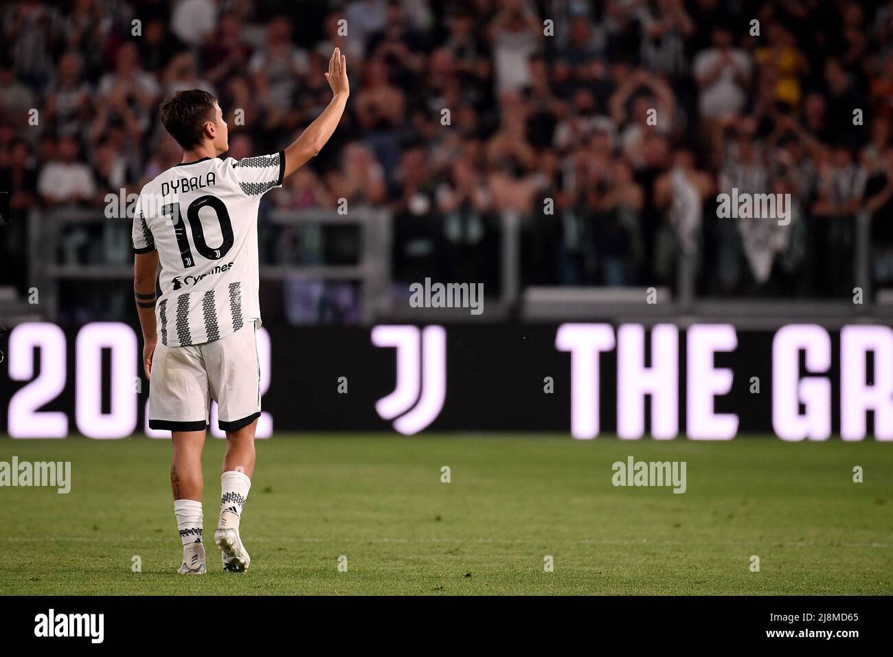 Paulo Dybala de Juventus FC fait les vagues des supporters à la fin de la série Un match de football 2021/2022 entre Juventus FC et SS Lazio, dernier ho de Dybala Banque D'Images