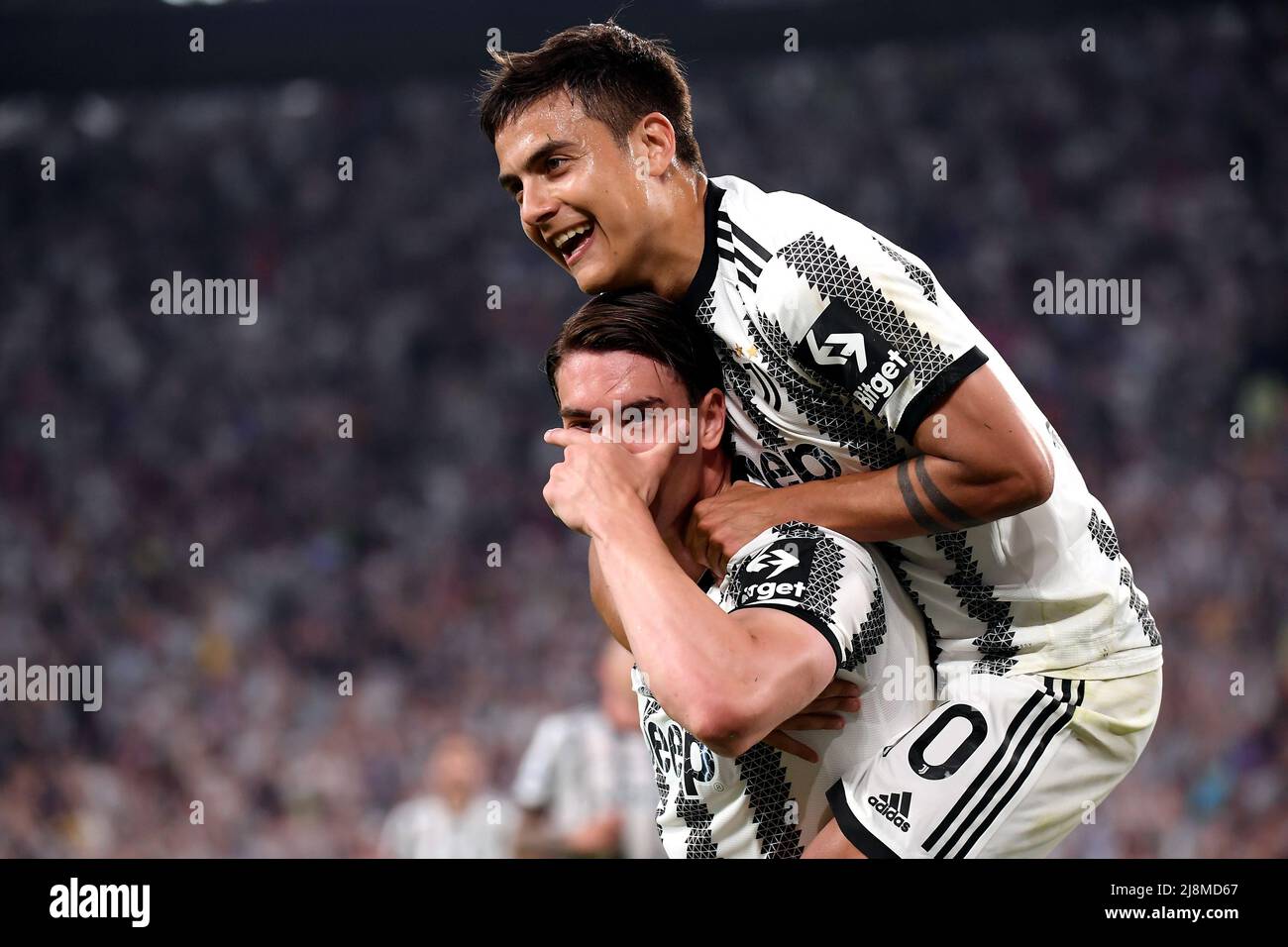 Dusan Vlahovic de Juventus FC fête avec Paulo Dybala après avoir marquant le but de 1-0 lors de la série Un match de football 2021/2022 entre Juventus Banque D'Images