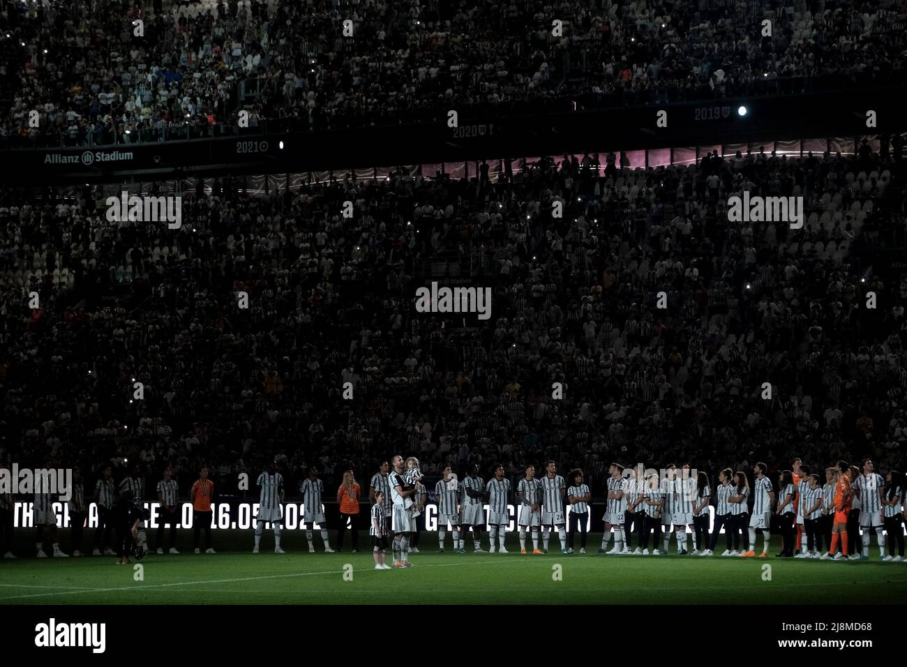 Giorgio Chiellini de Juventus FC fait la vague des supporters à la fin de la série Un match de football 2021/2022 entre Juventus FC et SS Lazio, Chiellini's. Banque D'Images