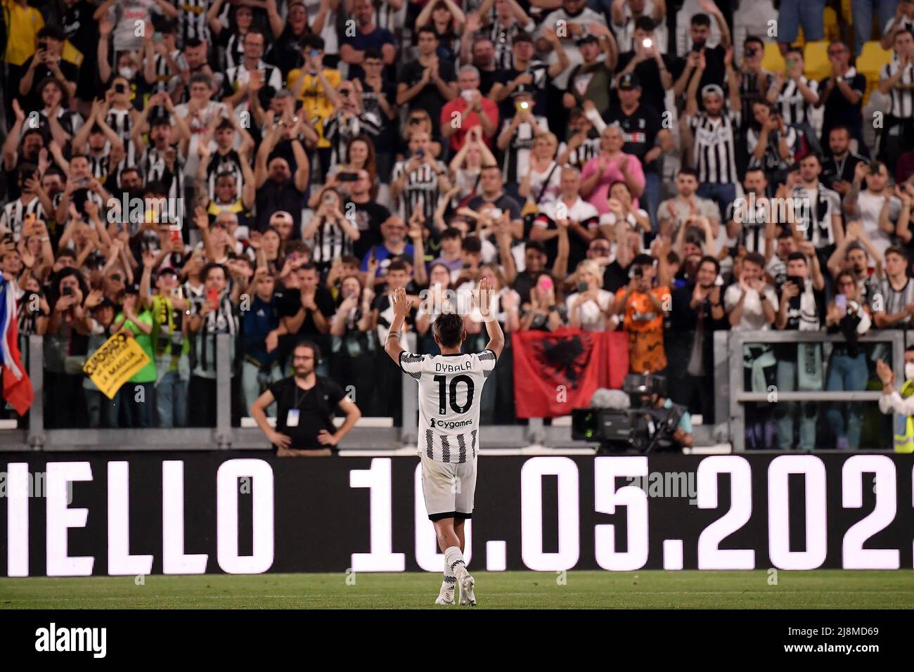 Paulo Dybala de Juventus FC fait les vagues des supporters à la fin de la série Un match de football 2021/2022 entre Juventus FC et SS Lazio, dernier ho de Dybala Banque D'Images