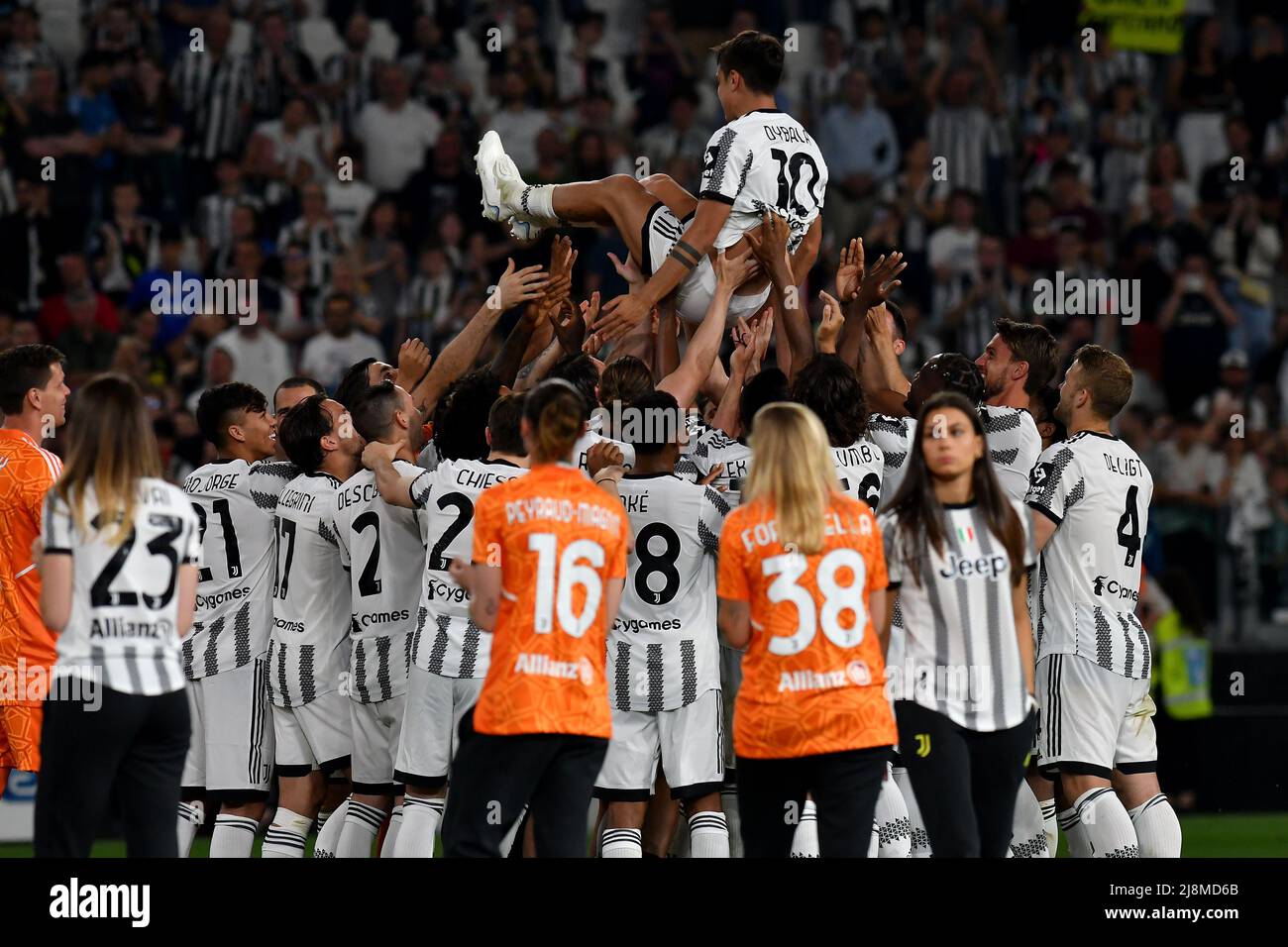 Paulo Dybala de Juventus FC est lancé dans les airs par ses coéquipiers à la fin de la série Un match de football 2021/2022 entre Juventus FC et SS Lazi Banque D'Images