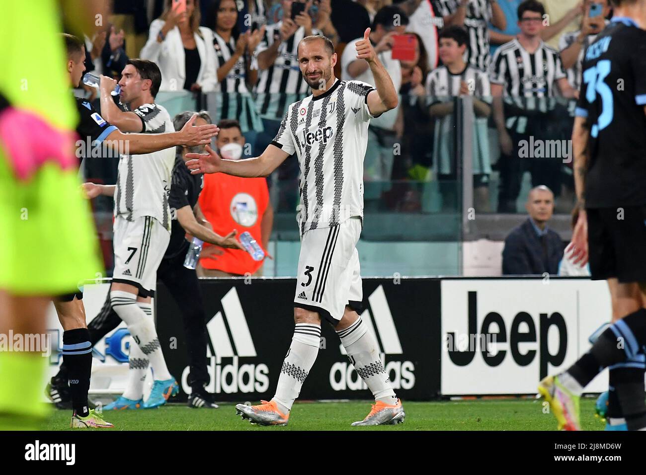 Giorgio Chiellini de Juventus FC fait la vague des supporters lors de la série Un match de football 2021/2022 entre Juventus FC et SS Lazio, le dernier de Chiellini Banque D'Images