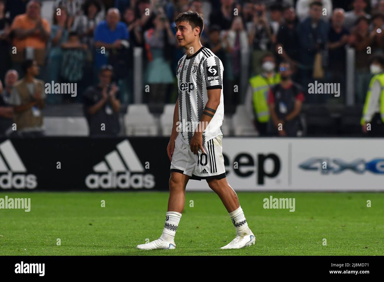 Paulo Dybala de Juventus FC pleure alors qu'il fait la vague des supporters à la fin de la série Un match de football 2021/2022 entre Juventus FC et SS Lazio, Dyba Banque D'Images