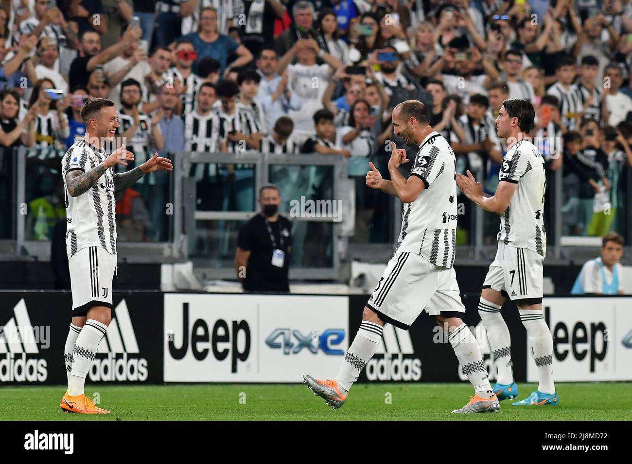 Giorgio Chiellini de Juventus FC (c) blague avec Federico Bernardeschi pendant la série Un match de football 2021/2022 entre Juventus FC et SS Lazio, CH Banque D'Images