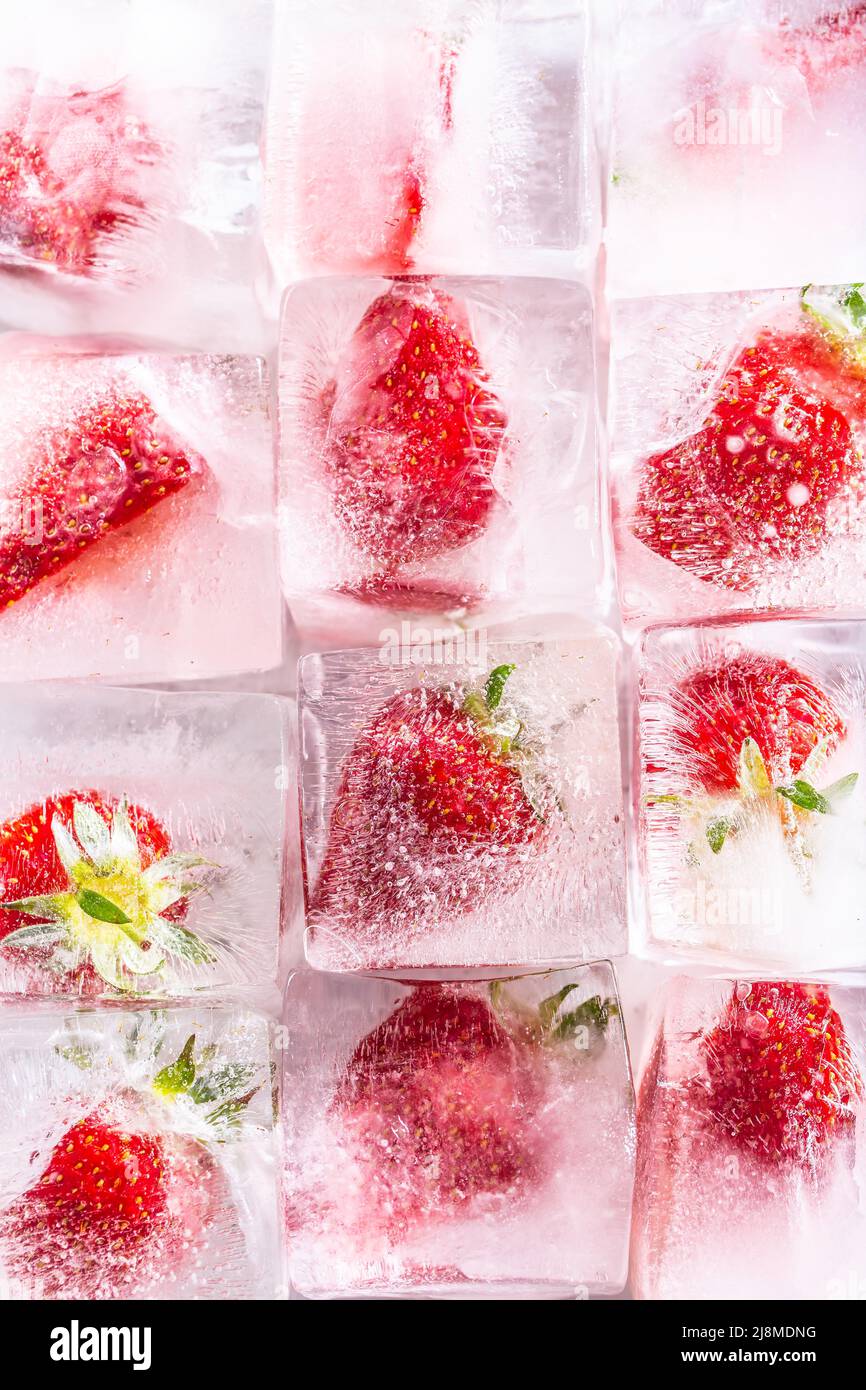 Trois rangées de glaçons avec fraises - vue de dessus. Banque D'Images