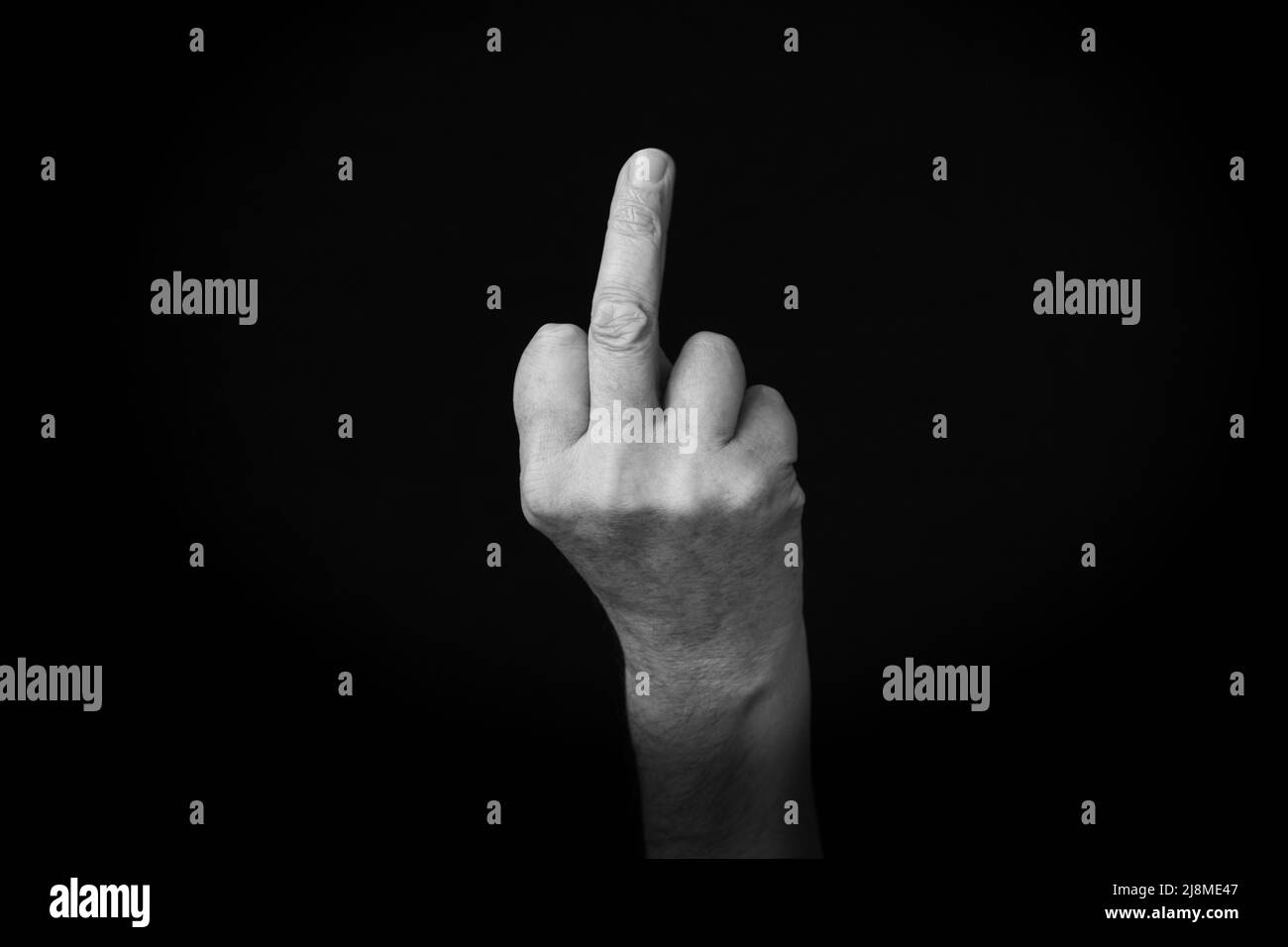 Image spectaculaire en noir et blanc de Middle Finger emoji isolée sur fond noir Banque D'Images