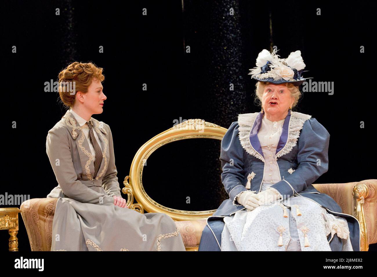 l-r: Laura Rogers (Lady Chiltern), Patricia Routledge (Lady Markby) dans UN MARI IDÉAL par Oscar Wilde au Chichester Festival Theatre, West Sussex, Angleterre 27/11/2014 design: Simon Higlett éclairage: Howard Harrison directeur: Rachel Kavanaugh Banque D'Images