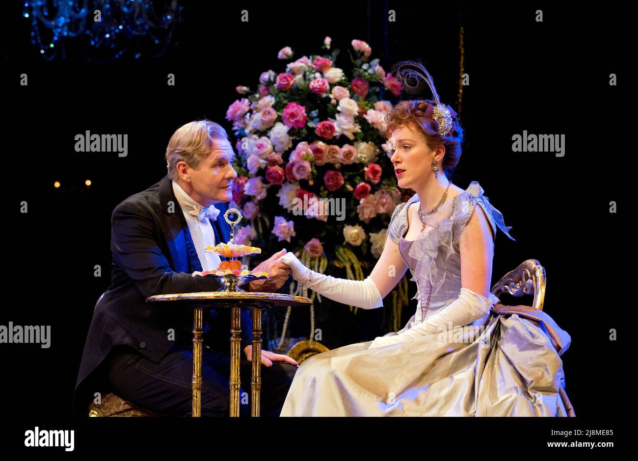 Robert Bathurst (Sir Robert Chiltern), Laura Rogers (Lady Chiltern) dans UN MARI IDÉAL par Oscar Wilde au Chichester Festival Theatre, West Sussex, Angleterre 27/11/2014 design: Simon Higlett éclairage: Howard Harrison directeur: Rachel Kavanaugh Banque D'Images