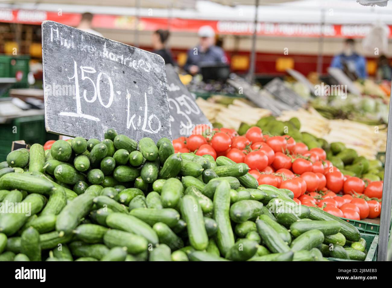 2022-05-17 10:11:04 ENSCHEDE - Un stand de légumes au marché hebdomadaire d'Enschede. Les consommateurs ont payé 9,6 pour cent plus cher ces derniers mois qu'un an plus tôt. Cela est principalement dû à une nouvelle hausse des prix des denrées alimentaires, y compris de la viande. Les légumes, les produits laitiers, le pain et les céréales sont également devenus plus chers. ANP EMIEL MUIJDERMAN pays-bas sortie - belgique sortie Banque D'Images