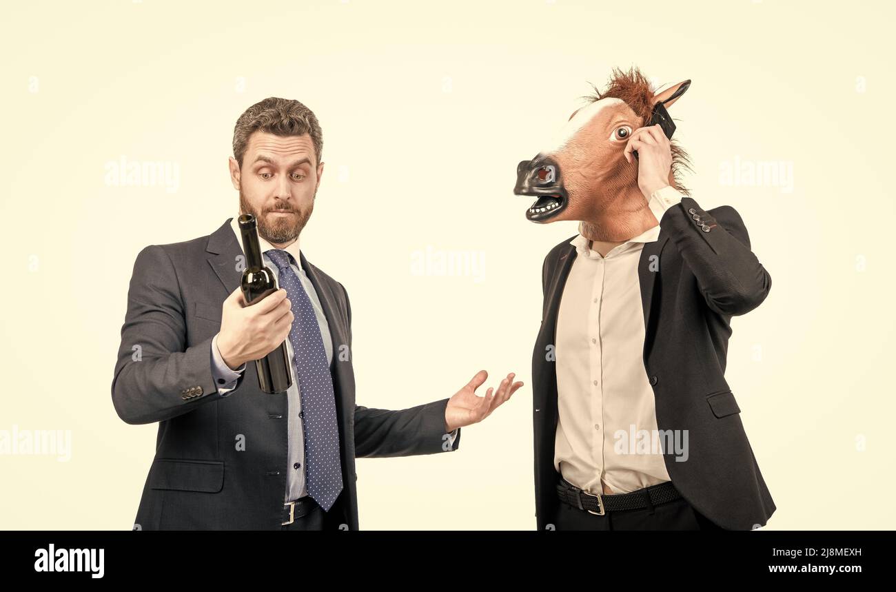 Un homme à cheval parle au téléphone tandis que le directeur boit du vin célébrant la fête d'entreprise, la fête Banque D'Images