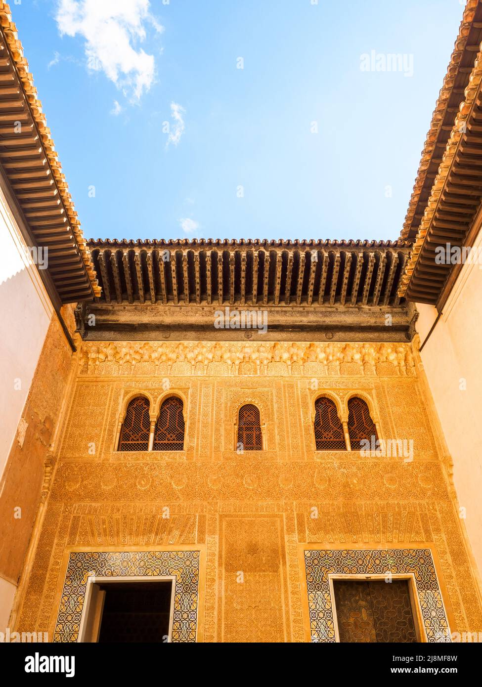 Façade de bâtiment dans la cour du Mexiar dans le complexe des palais royaux de Nasrid - complexe de l'Alhambra - Grenade, Espagne Banque D'Images