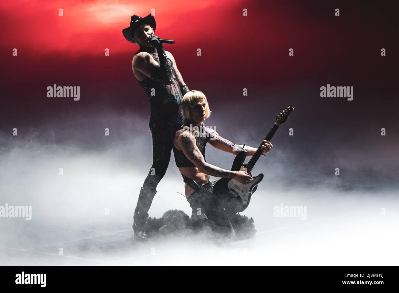 TURIN, PALA OLIMPICO, MAI 10th/12th/14th 2022: Achille Lauro et le guitariste Boss Doms, représentant Saint-Marin, en direct sur scène pour l'édition 66th du Concours Eurovision de la chanson. Banque D'Images