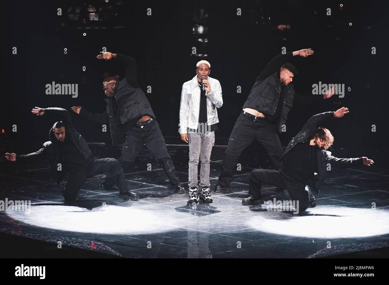 TURIN, PALA OLIMPICO, MAI 10th/12th/14th 2022: Jérémie Makiese, représentant la Belgique, en direct sur scène pour l'édition 66th du Concours Eurovision de la chanson. Banque D'Images