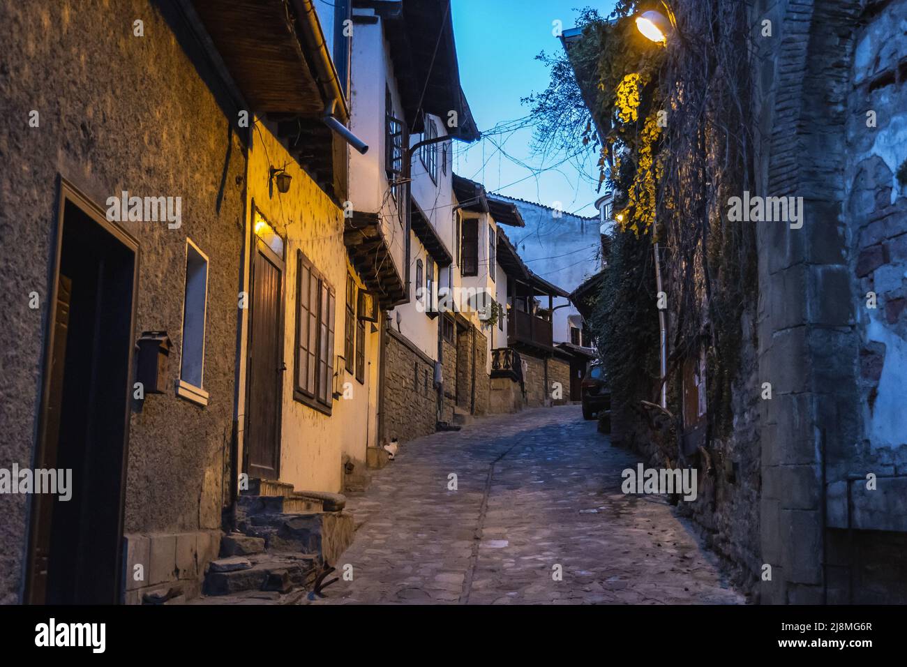 Allée dans la partie historique de la ville de Veliko Tarnovo, centre administratif de la province de Veliko Tarnovo dans le centre-nord de la Bulgarie Banque D'Images