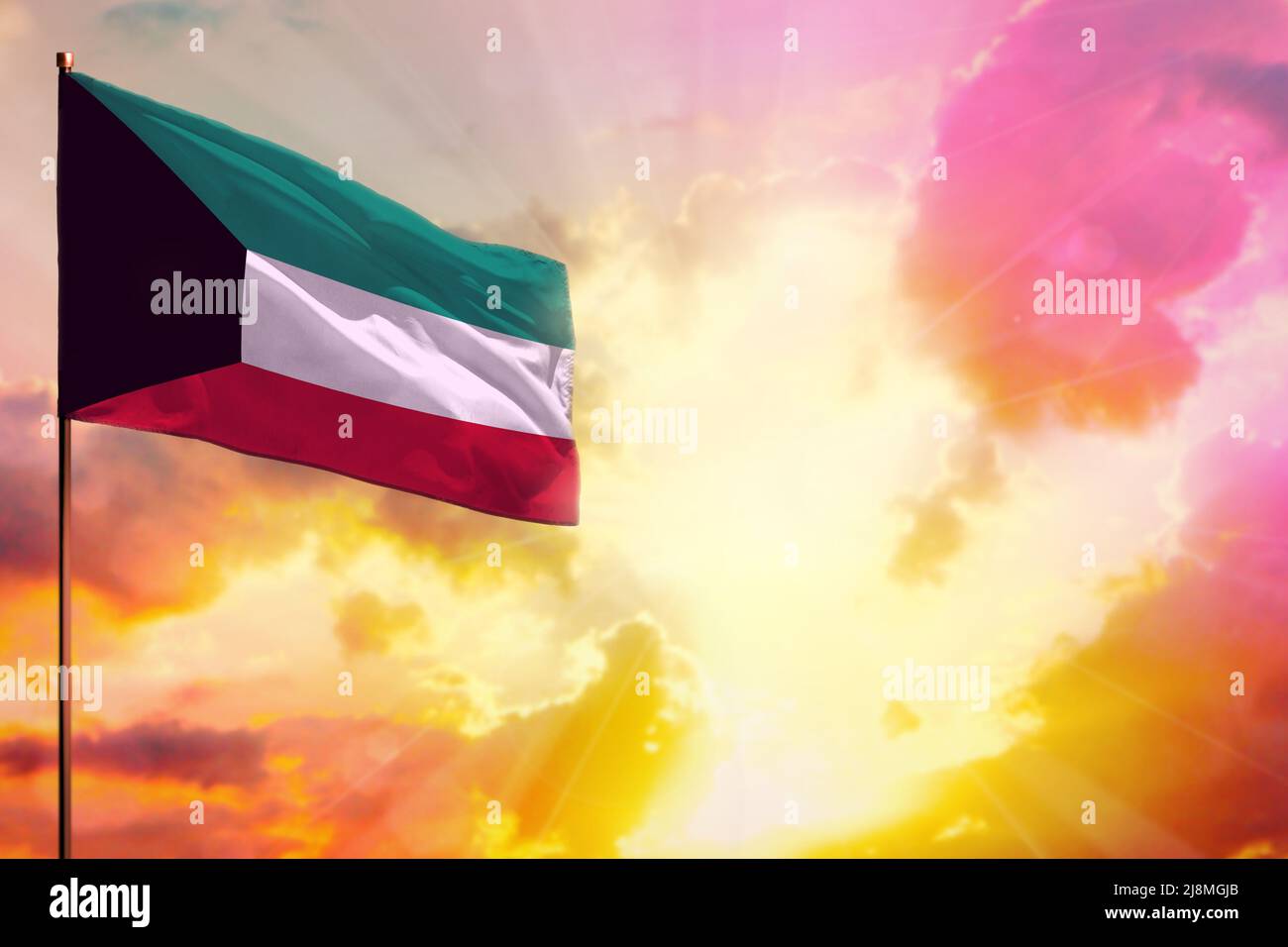 Drapeau du Koweït flottant dans le coin supérieur gauche avec l'endroit pour votre information sur le magnifique coucher de soleil coloré ou le lever du soleil fond. Banque D'Images