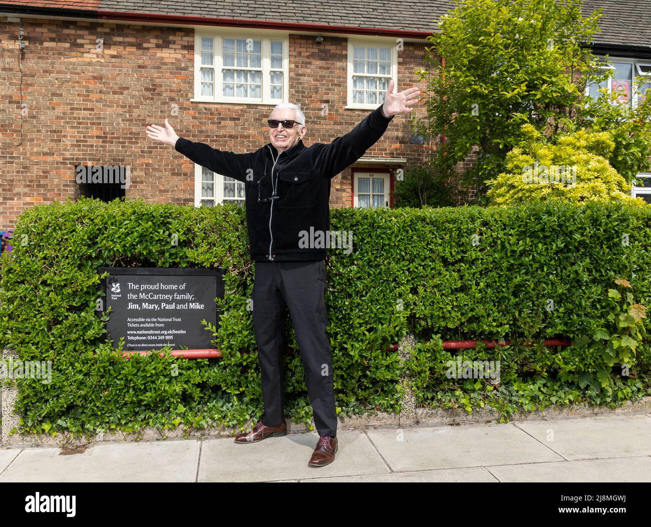 UTILISATION ÉDITORIALE SEULEMENT Mike McCartney, frère de Sir Paul McCartney, à l'extérieur du 20 Forthlin Road à Liverpool, leur maison d'enfance, où quatre actes ont été choisis pour se produire dans les "sessions de Forthlin" par le National Trust, un programme donnant aux musiciens non signés la chance de visiter, d'écrire, Et se produire au « lieu de naissance des Beatles ». Date de la photo: Mardi 17 mai 2022. « The Forthlin sessions » sera enregistré, publié et publié cette année pour coïncider avec l'anniversaire de Paul en juin 80th, et avec l'anniversaire de 60th du premier single du groupe « Love Me Do » en octobre. Crédit photo devrait: Fabio de P Banque D'Images