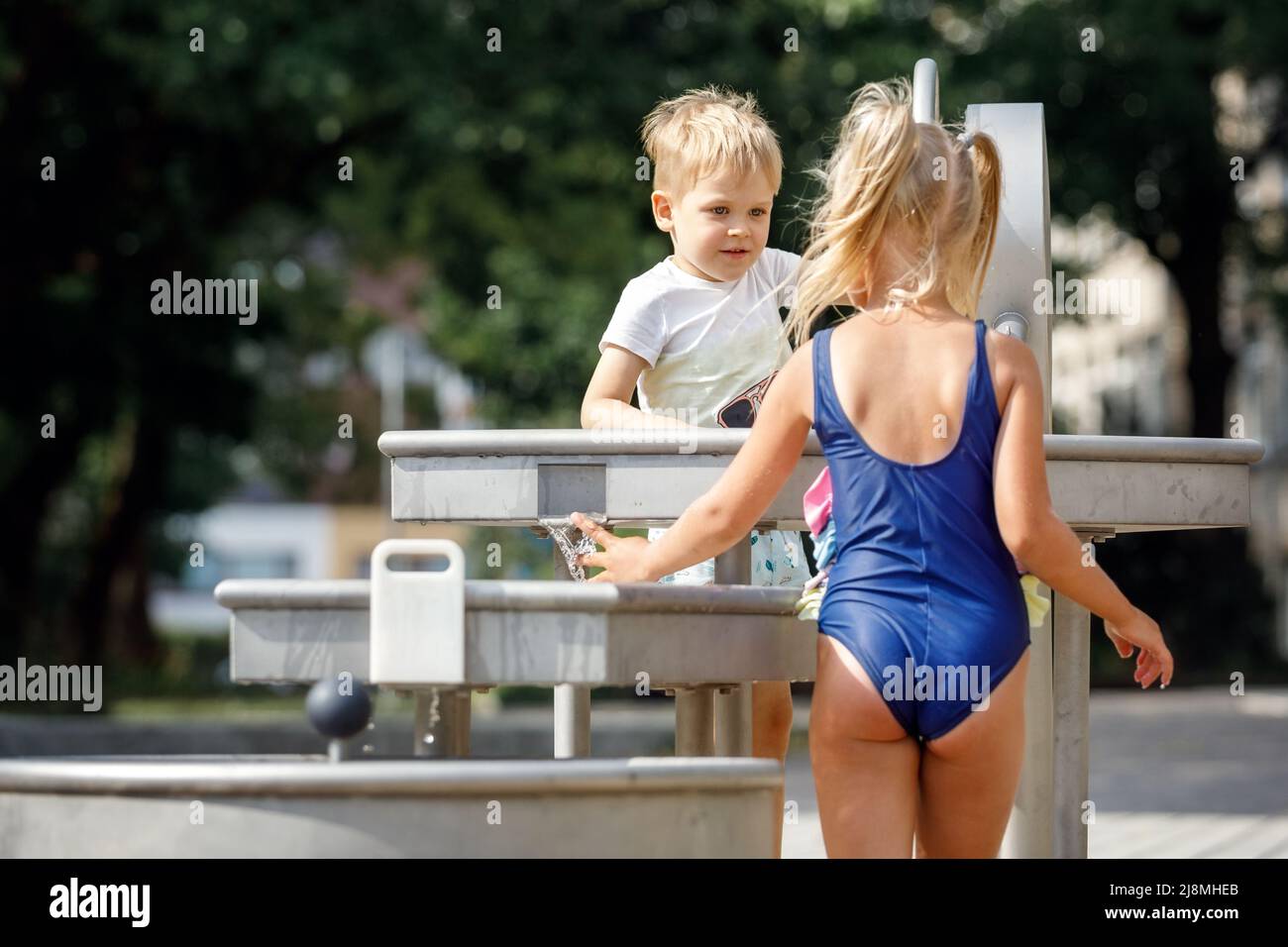Petite fille maillot de bain Banque de photographies et d images a haute resolution Alamy
