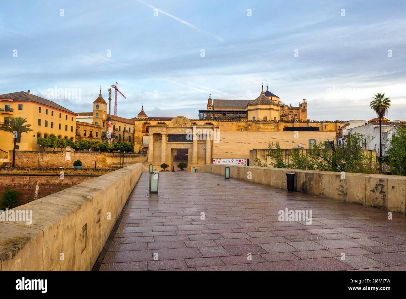Pont romain et la Grande Mosquée (cathédrale de Mezquita) - Cordoue, Espagne Banque D'Images