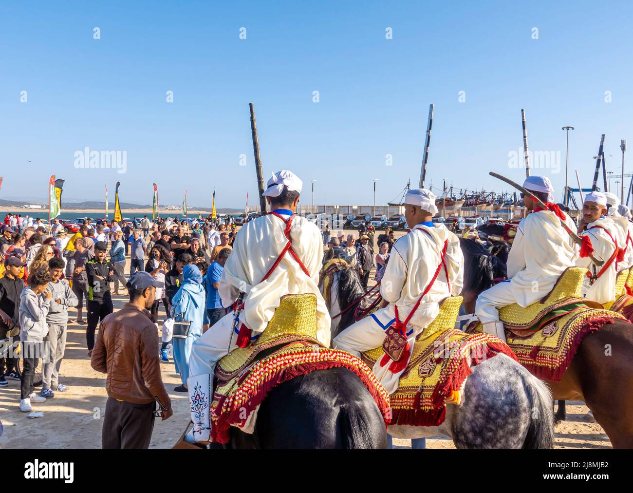Troupe de Tbourida équestre ou Fantasia au Maroc manifestation de présentation du rallye historique 2020 qui a eu lieu le 16 mai 2022 à Essaouira, au Maroc Banque D'Images