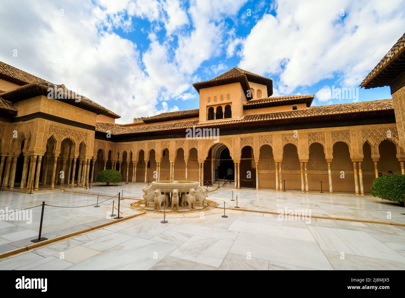 Cour des Lions dans les palais royaux de Nasrid - complexe de l'Alhambra - Grenade, Espagne Banque D'Images