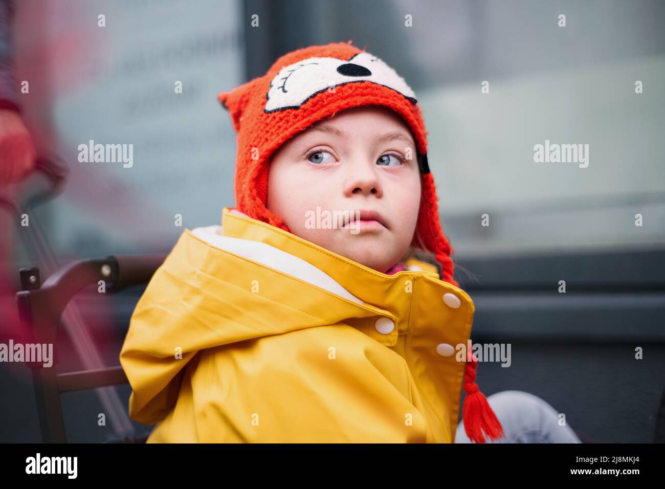 Petite fille avec le syndrome de Down outoors en hiver Banque D'Images