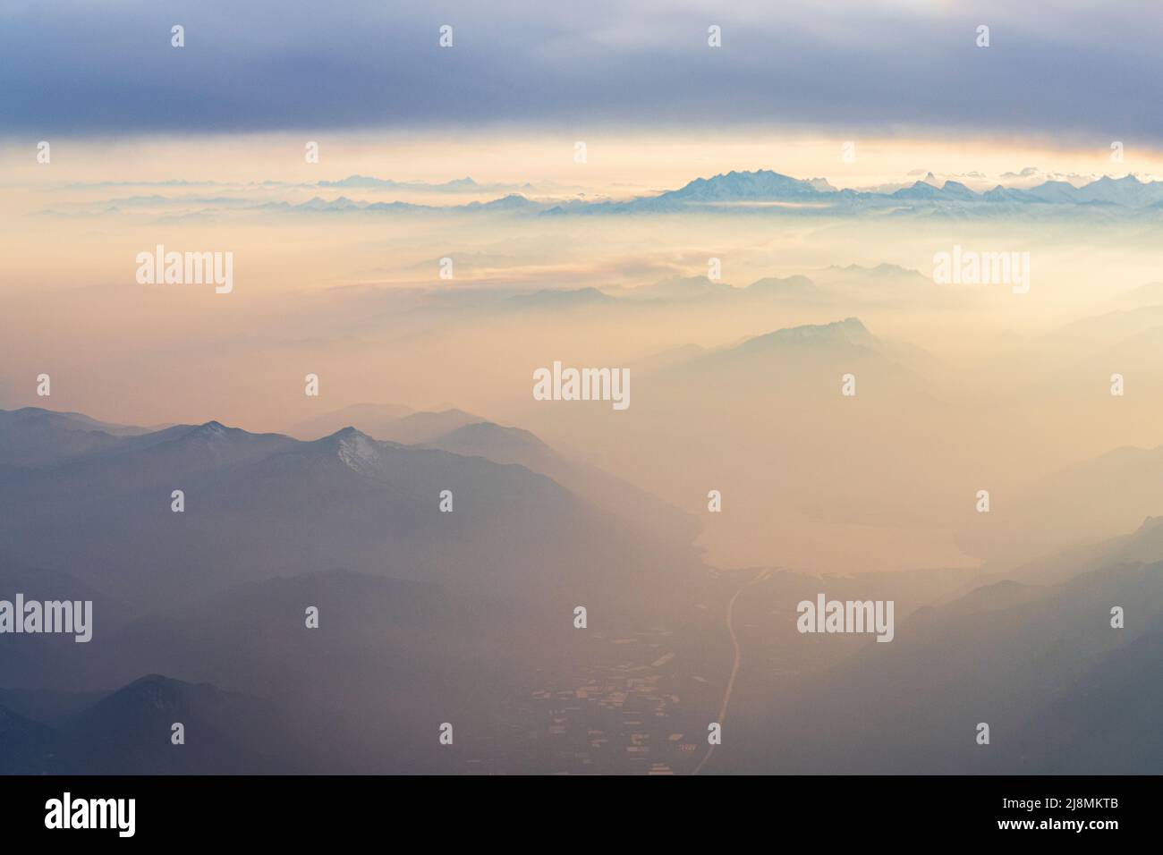 La ville suisse de Locarno, le lac majeur et le Monte Rosa se trouvent au sommet du soleil, avec vue sur le brouillard depuis la fenêtre de l'avion, dans les Alpes Leponntine, en Suisse Banque D'Images