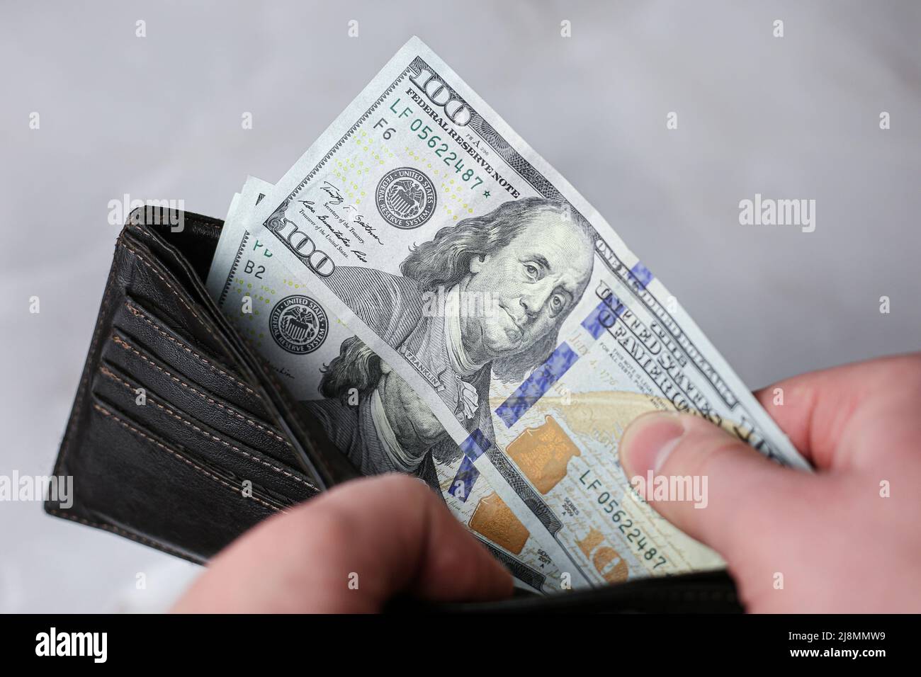 Ouverture du portefeuille avec des factures de 100 dollars Banque D'Images