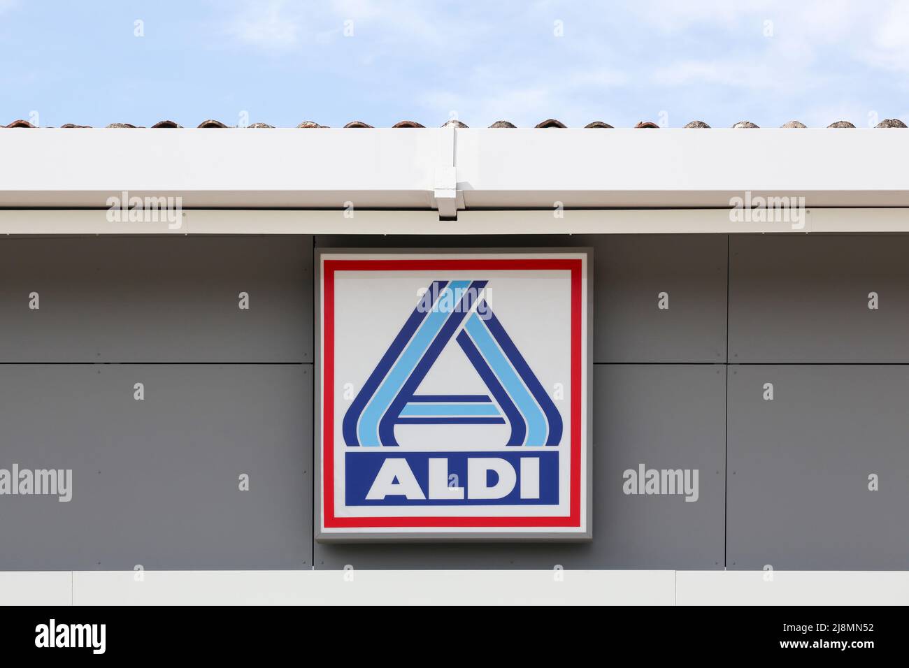 Anse, France - 23 mai 2021 : logo Aldi sur un mur. Aldi est une chaîne de supermarchés à prix réduit de premier plan avec plus de 10 000 magasins dans 18 pays Banque D'Images