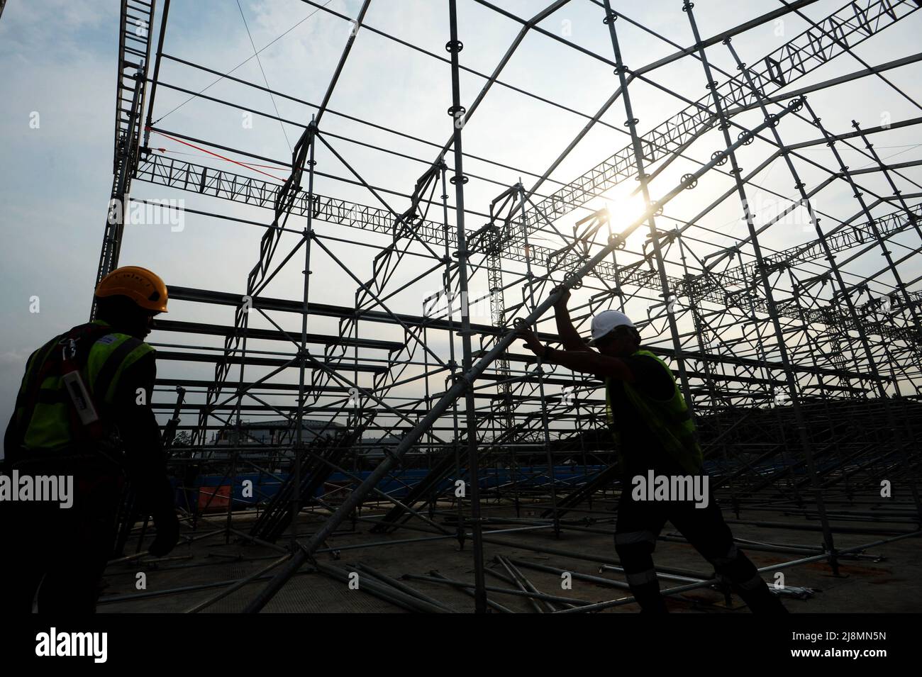 Jakarta, mai 17. 4th juin 2022. Les travailleurs travaillent pour la construction au circuit international de Jakarta E-Prix (JIEC) à Jakarta, Indonésie, le 17 mai 2022. Le E-Prix de Jakarta aura lieu le 4 juin 2022. Credit: Agung Kuncahya B./Xinhua/Alay Live News Banque D'Images