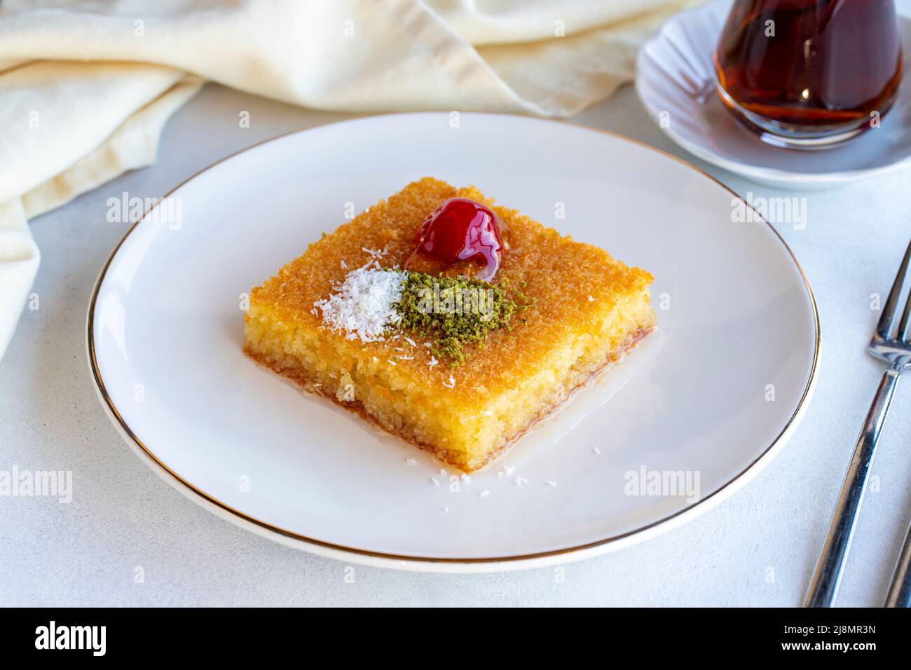 Dessert Kadayif avec pistache sur fond blanc. Spécialités turques traditionnelles. Gros plan Banque D'Images