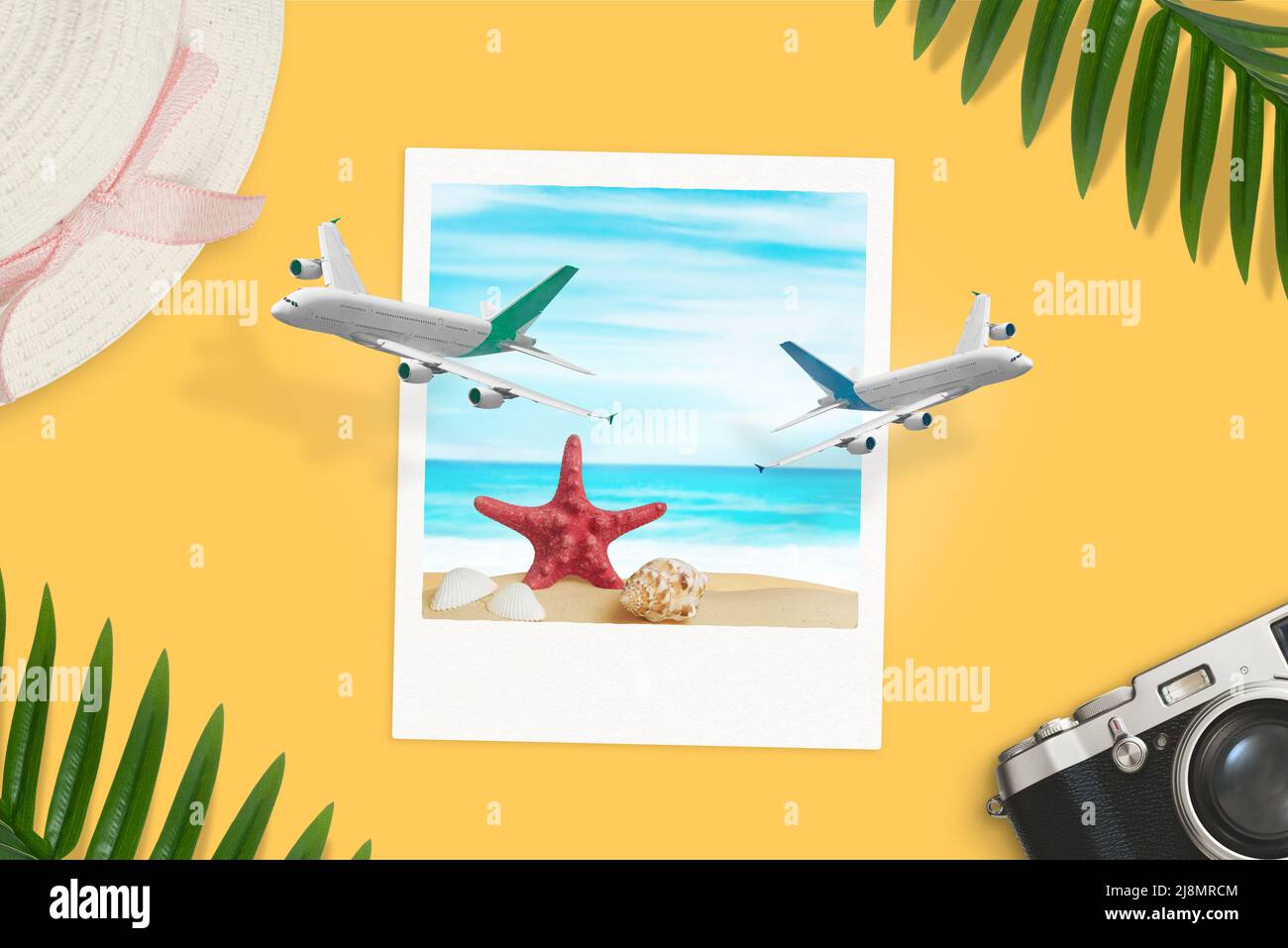 Photo papier de la plage sur le bureau que les avions sortent concept. Vacances d'été vue de dessus, composition de la pose plate Banque D'Images