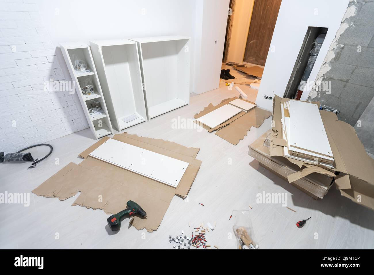Rénovation intérieure d'un appartement résidentiel utilisant une cloison sèche sans peinture. Travaux de construction à l'intérieur, processus de rénovation à l'intérieur de la maison Banque D'Images