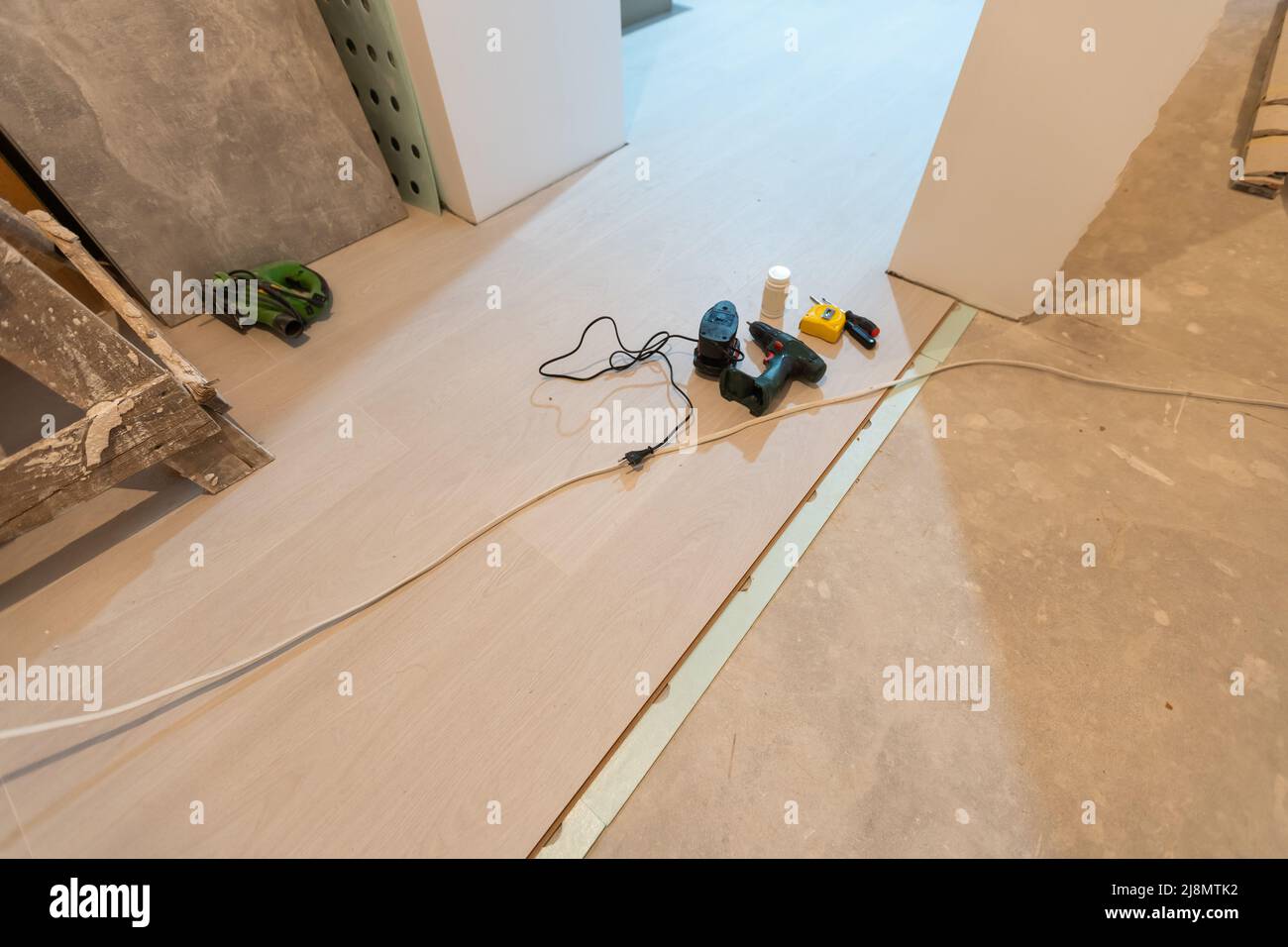 Rénovation intérieure d'un appartement résidentiel utilisant une cloison sèche sans peinture. Travaux de construction à l'intérieur, processus de rénovation à l'intérieur de la maison Banque D'Images