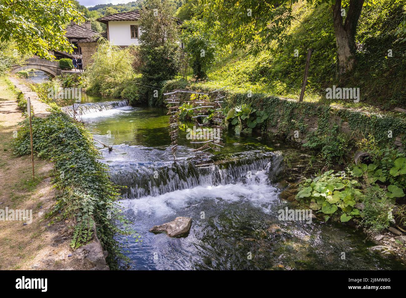 Rivière Jantra dans le complexe architectural et ethnographique d'Etar près de la ville de Gabrovo, dans le nord de la Bulgarie Banque D'Images Rivière Jantra dans le complexe architectural et ethnographique d'Etar près de la ville de Gabrovo, dans le nord de la Bulgarie Banque D'Images