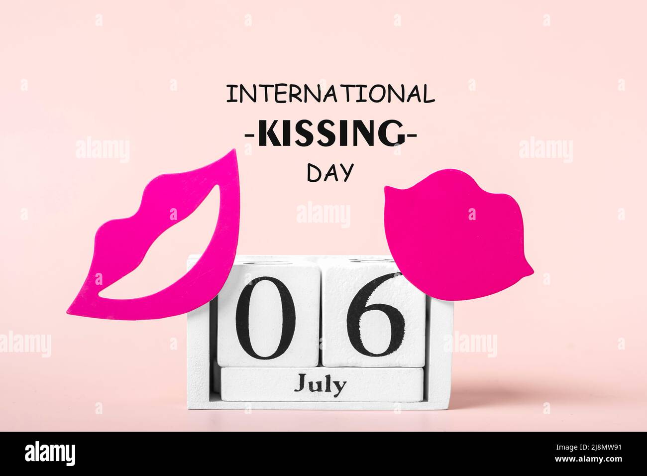 Lèvres rouges, calendrier isolé sur fond rose 06 juillet - International Kissing Day concept carte de vœux de vacances. Banque D'Images