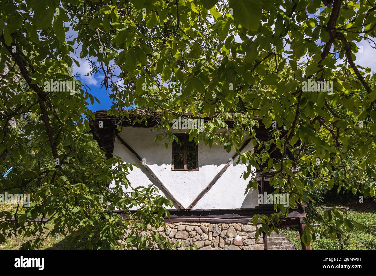 Ancien bâtiment dans le complexe architectural et ethnographique d'Etar près de la ville de Gabrovo, dans le nord de la Bulgarie Banque D'Images