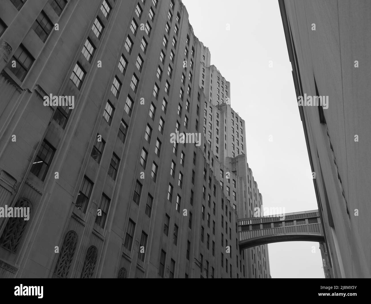 Image monochromatique du bâtiment Sky Bridge de la Metropolitan Life près de Madison Square Park. Banque D'Images