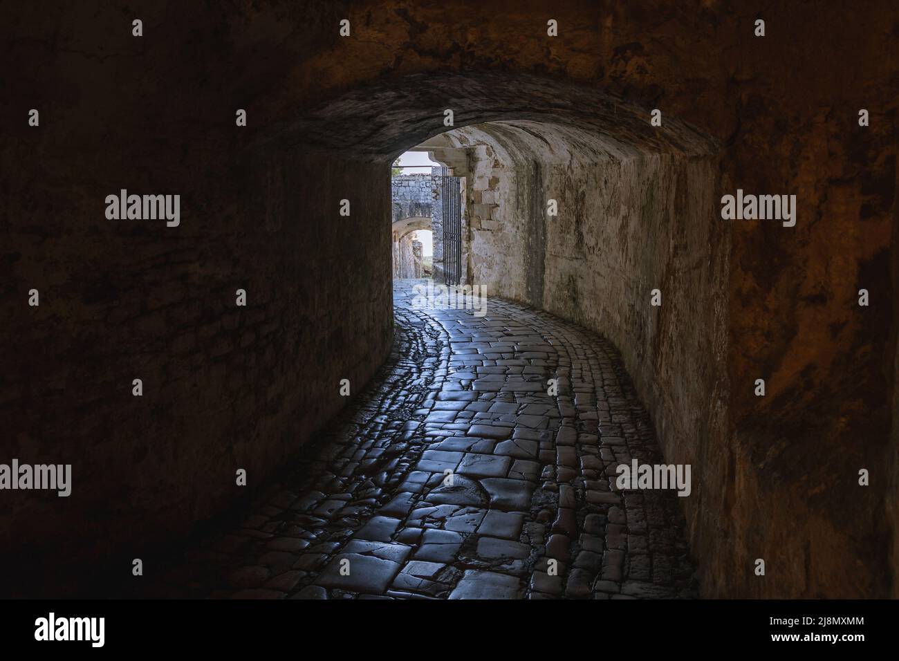 Passage dans l'ancienne forteresse vénitienne dans la ville de Corfou sur une île grecque de Corfou Banque D'Images