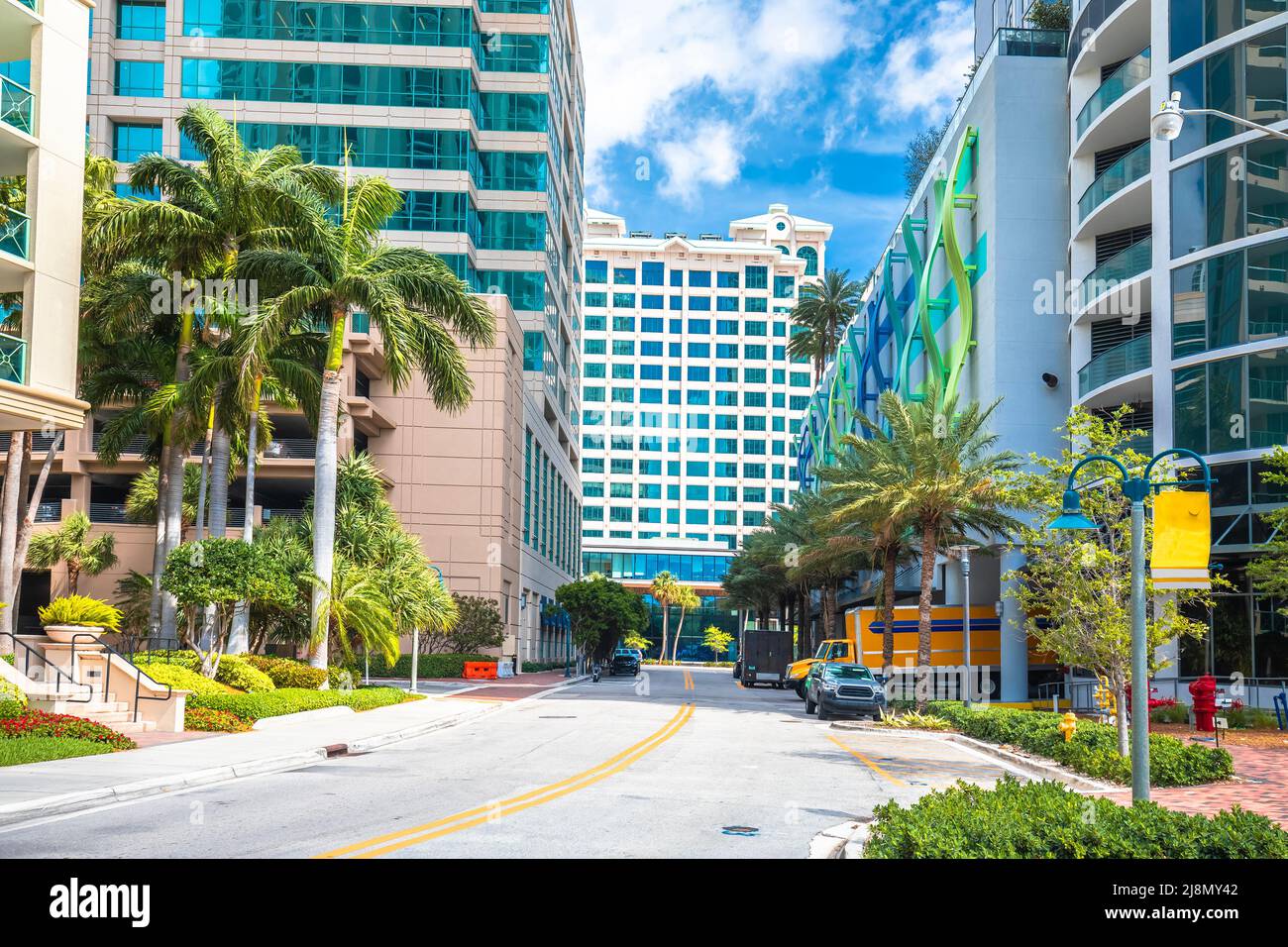 Vue sur la rue des gratte-ciel du centre-ville de fort Lauderdale, sud de la Floride, États-Unis d'Amérique Banque D'Images
