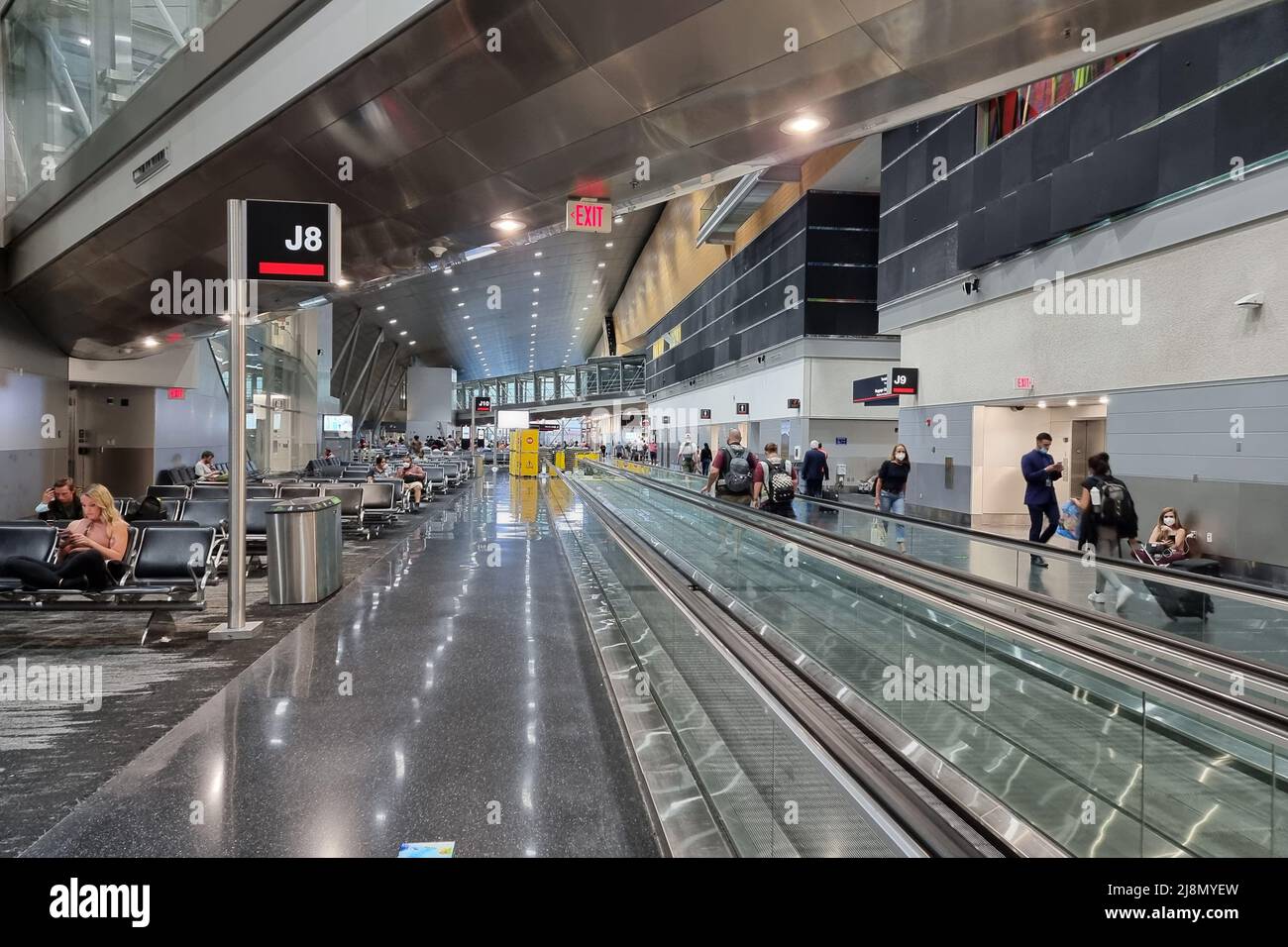 1 2022 avril, Miami, Floride, États-Unis - vue sur l'aire d'attente de la porte de l'aéroport international de Miami. MIA. L'aéroport de Miami est très fréquenté en Floride, aux États-Unis Banque D'Images