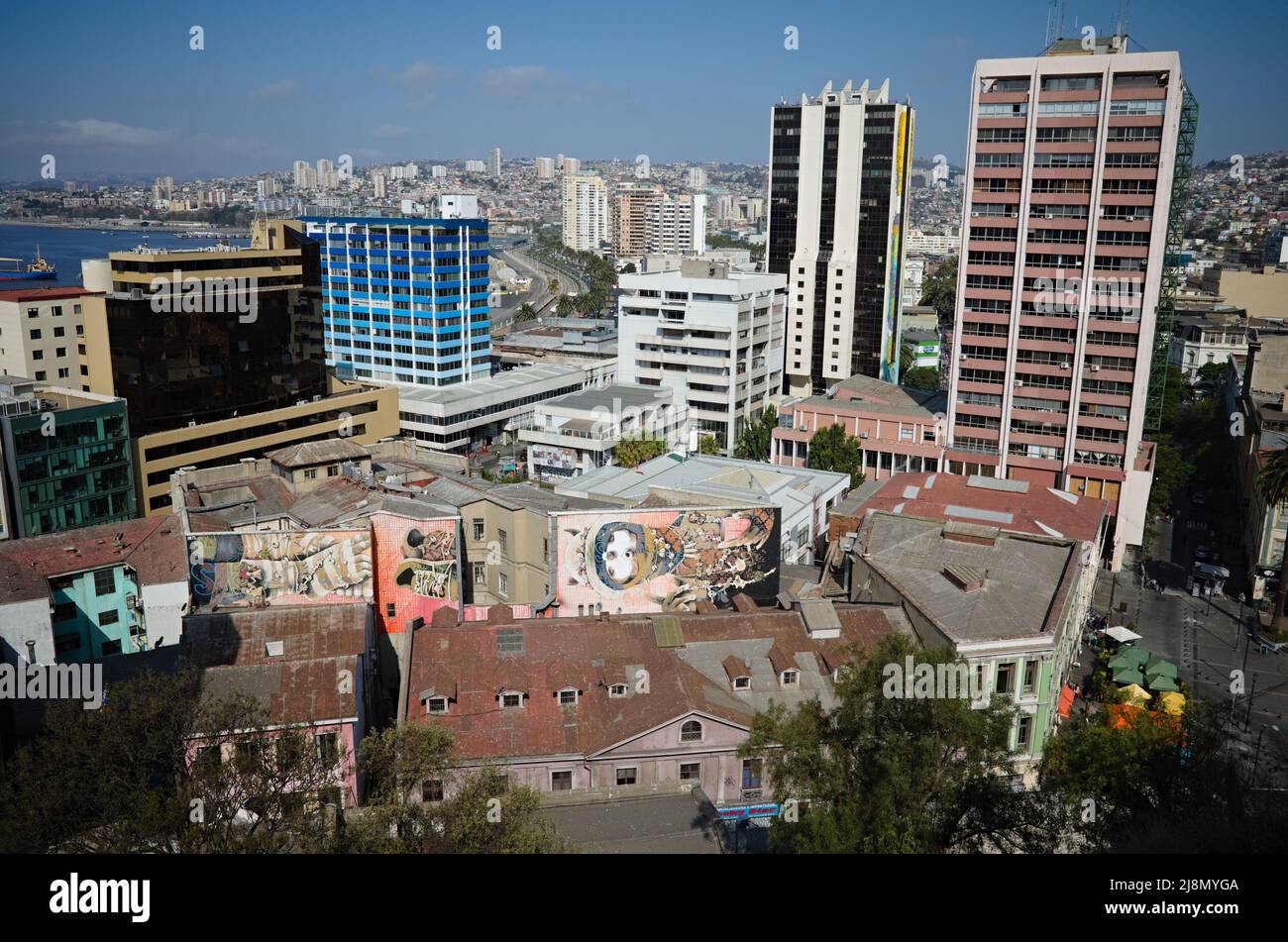 Valparaiso, Chili - février 2020 : vue panoramique sur la ville de Valparaiso, quartier de Bellavista. Bâtiments de grande hauteur dans la vieille ville et vue sur les maisons Banque D'Images