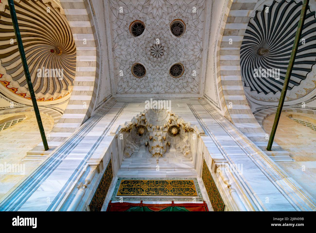 Décorations des dômes de la Mosquée Bayezid II à Edirne. Photo de fond de l'architecture islamique. Edirne Turquie - 10.25.2021 Banque D'Images