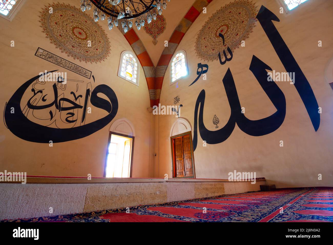 Photo de fond islamique. Calligraphies d'Allah et les textes sur le mur de la vieille mosquée d'Edirne. Edirne Turquie - 10.25.2021 Banque D'Images