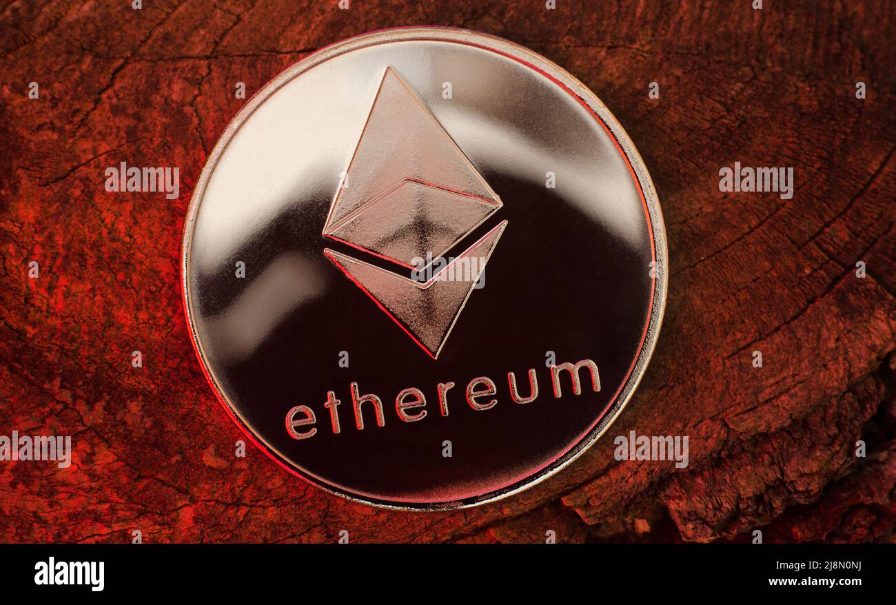 Pièce de monnaie Ethereum dans une lumière rouge au néon. Crypto-monnaie mondiale. Système financier du futur - Ukraine, Izmail 17.03.22 Banque D'Images